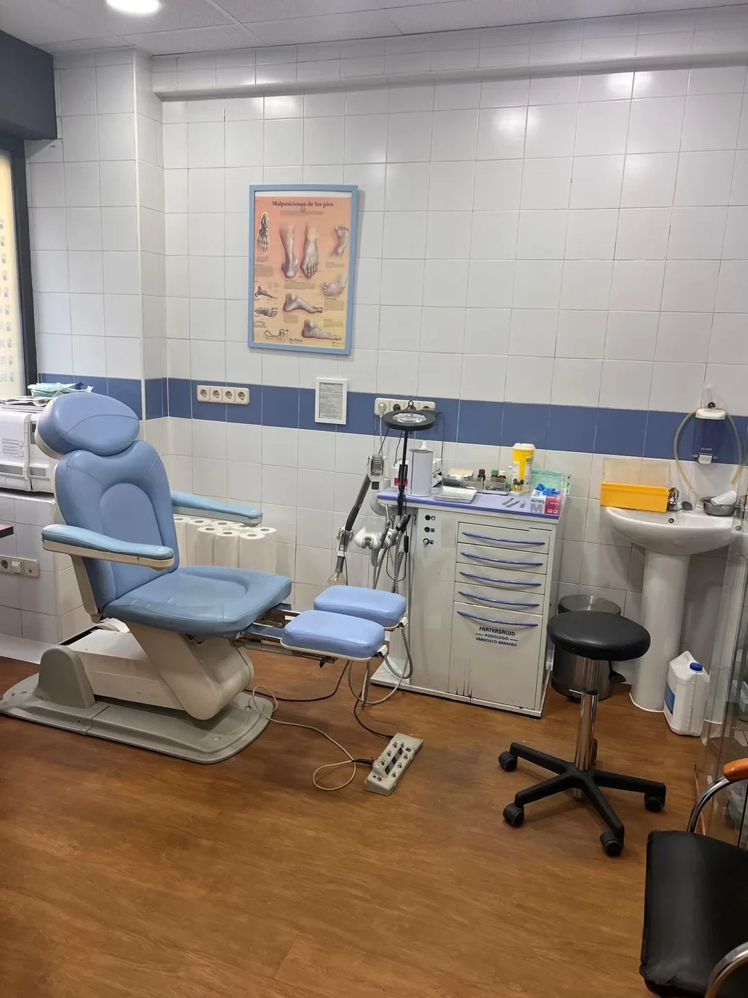 Consulta de podología de FRATERSALUD con sillón podológico y mueble del podólogo Francisco Barrero